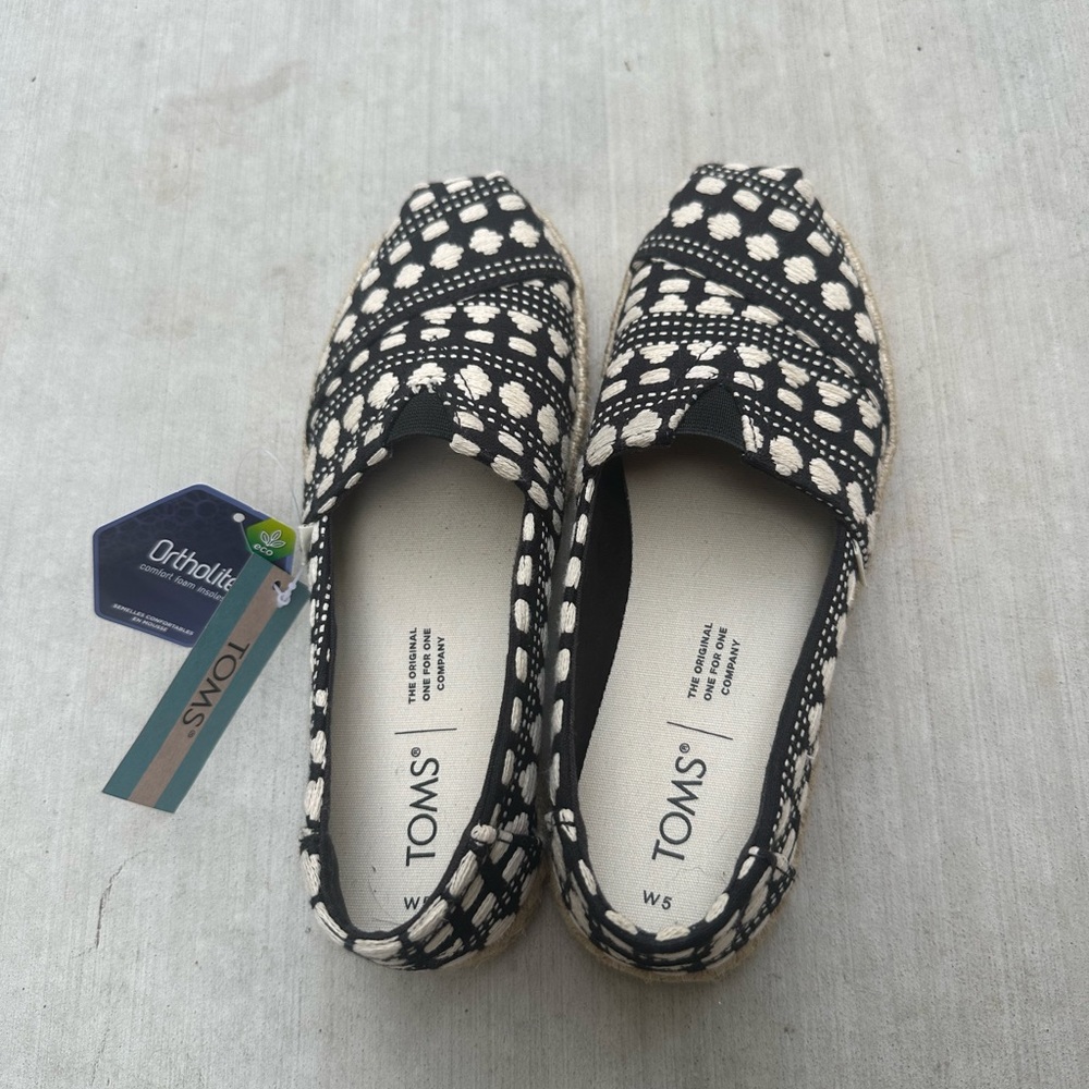 NEW W/TAGS! TOMS Black and White Espadrilles
